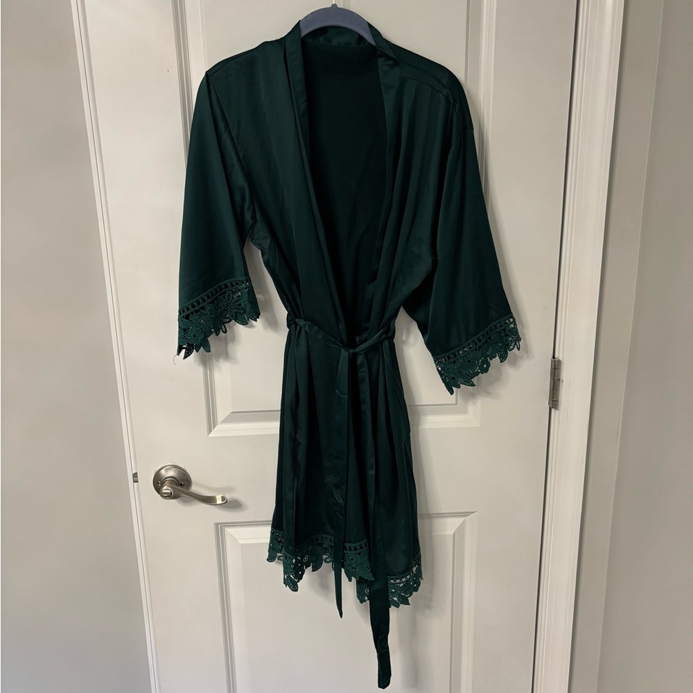Elegant Green Lace Trim Robe